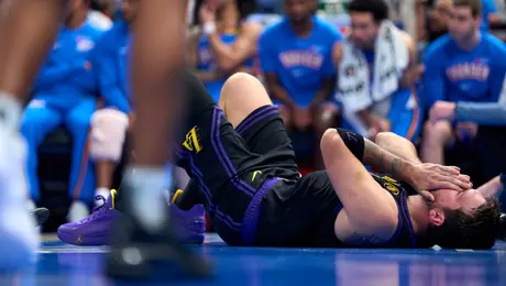 Alarma en los Lakers: Luka Dončić sale lesionado y enciende las alertas rumbo a playoffs