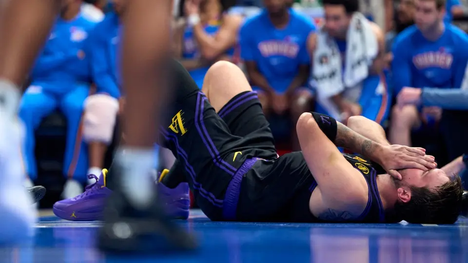 Alarma en los Lakers: Luka Dončić sale lesionado y enciende las alertas rumbo a playoffs