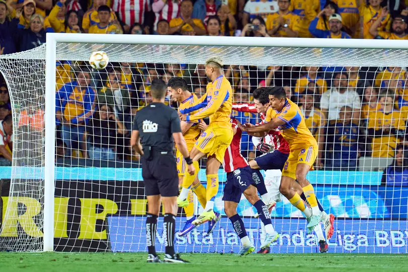 Gol de Jesús Angulo sobre Óscar Whalley