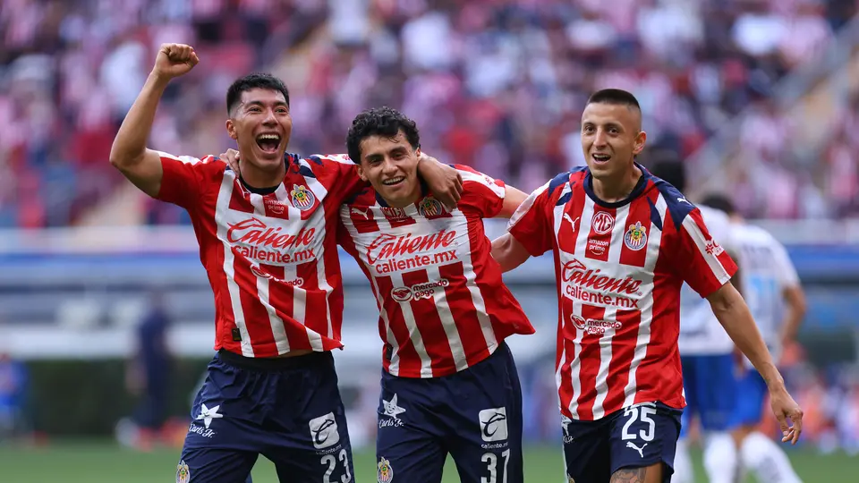 Festejo de Dani Aguirre, Richie Ledezma y Piojo Alvarado en la Jornada 17 del Apertura 2025 | Imago7
