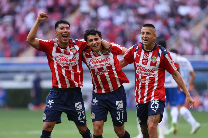 Festejo de Dani Aguirre, Richie Ledezma y Piojo Alvarado en la Jornada 17 del Apertura 2025 | Imago7