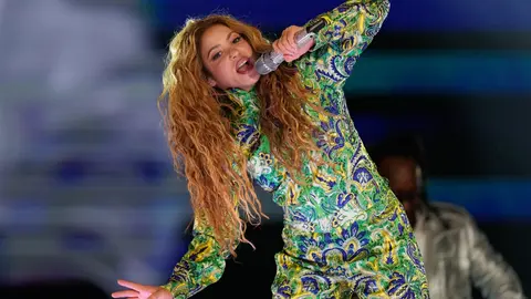 Con un saludo en portugués, “Olá Brasil”, Shakira conquistó desde el primer momento al público en Río de Janeiro./ AP