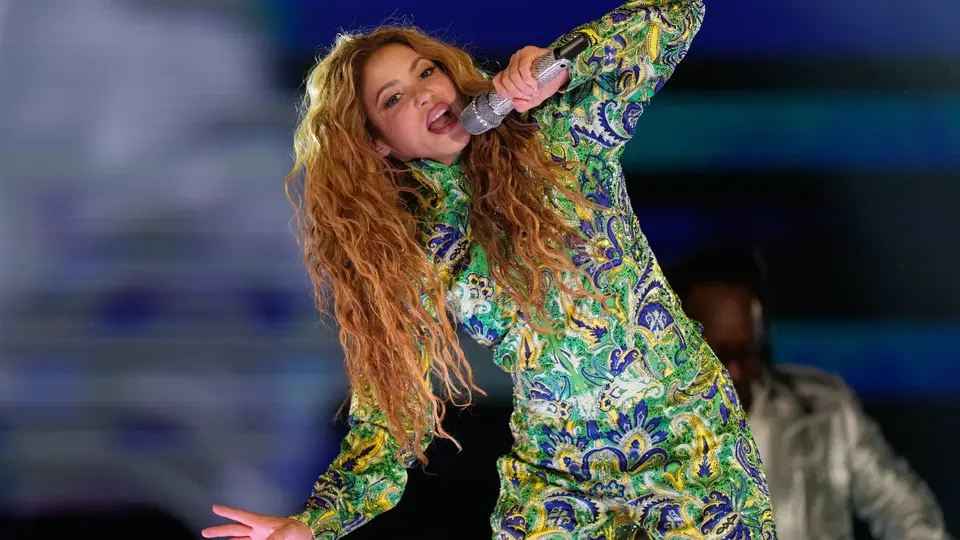 Con un saludo en portugués, “Olá Brasil”, Shakira conquistó desde el primer momento al público en Río de Janeiro./ AP