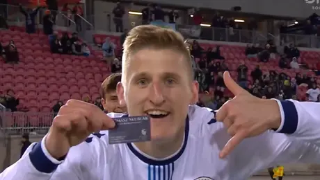 De goleador a vendedor: jugador celebra gol ¡promocionando su negocio inmobiliario!