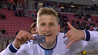 De goleador a vendedor: jugador celebra gol ¡promocionando su negocio inmobiliario!