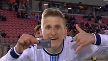 De goleador a vendedor: jugador celebra gol ¡promocionando su negocio inmobiliario!