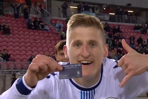 De goleador a vendedor: jugador celebra gol ¡promocionando su negocio inmobiliario!