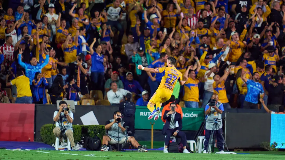 Jésus Angulo celebrando su gol ante Chivas