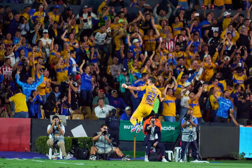Jésus Angulo celebrando su gol ante Chivas