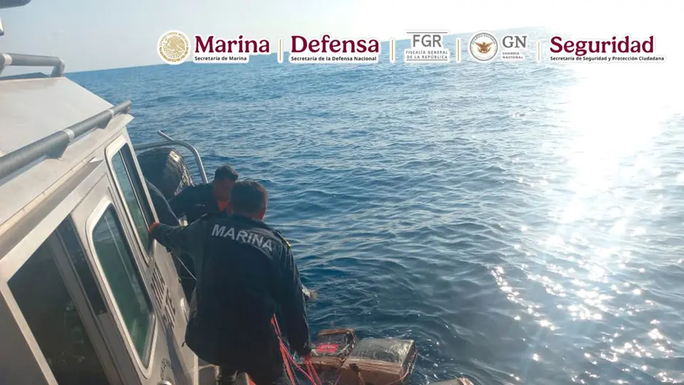 Los paquetes fueron localizados flotando en el Golfo de Tehuantepec sin presencia de embarcaciones./ SEMAR