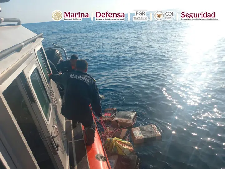 Los paquetes fueron localizados flotando en el Golfo de Tehuantepec sin presencia de embarcaciones./ SEMAR