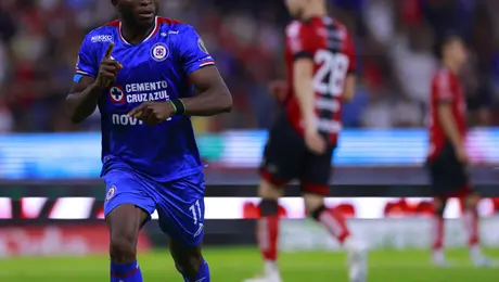 ¡Emotiva celebración! Ebere dedicó a su madre sus goles en el partido de Cruz Azul ante Atlas