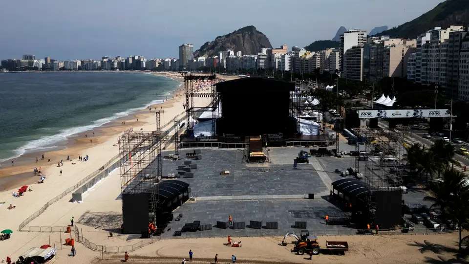La playa de Copacabana se convirtió en un mar de fans para recibir a Shakira en un show histórico./ AP