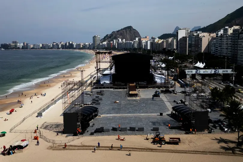 La playa de Copacabana se convirtió en un mar de fans para recibir a Shakira en un show histórico./ AP