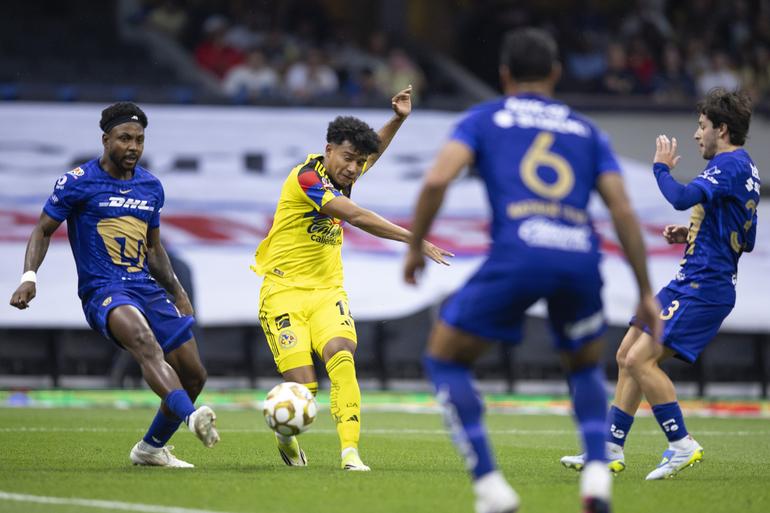 Isaías Violante rematando ante Pumas en la Ida de Cuartos de final | MEXSPORT