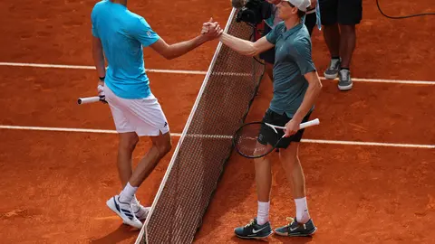 Jannik Sinner saluda a Alexander Zverev