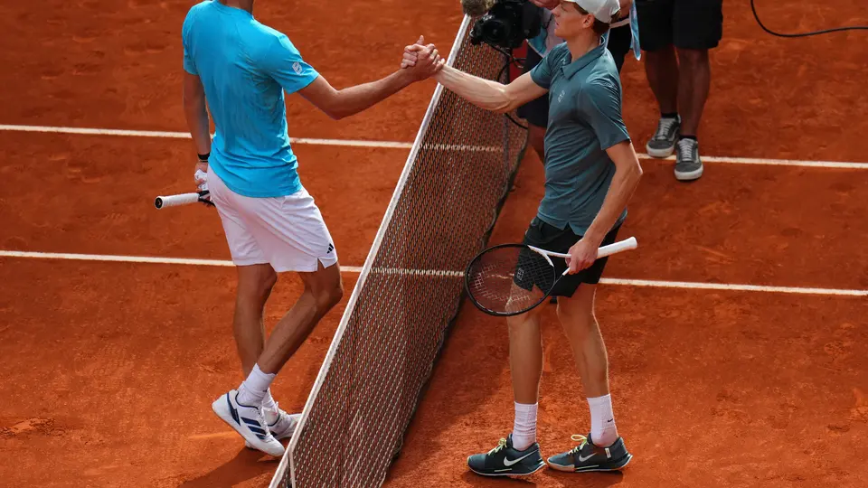 Jannik Sinner saluda a Alexander Zverev