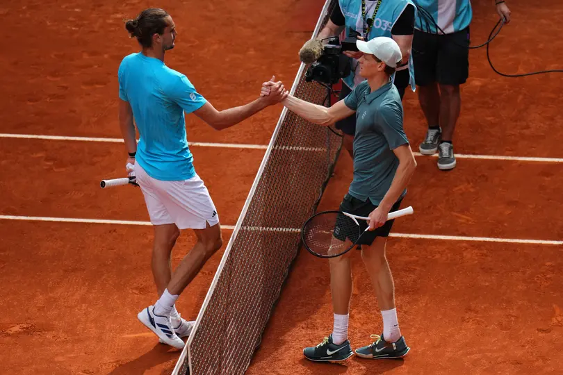 Jannik Sinner saluda a Alexander Zverev