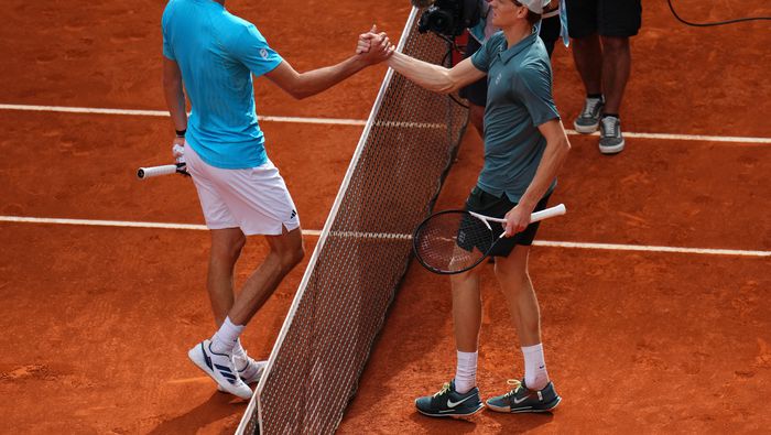 Jannik Sinner saluda a Alexander Zverev  | AP