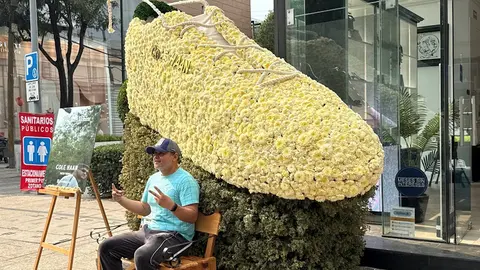 La gente no dejaba de tomarse fotos con los gigantes arreglos florales / Gina Sánchez