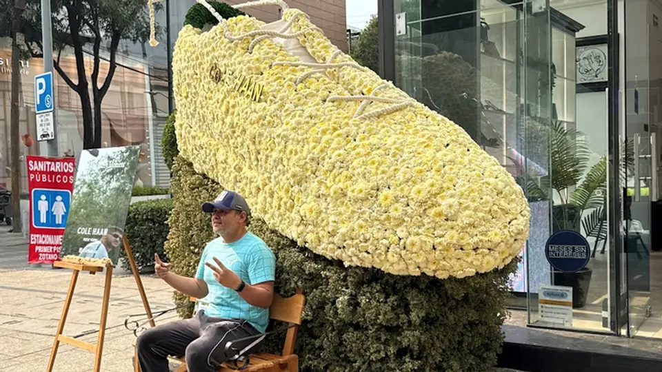 La gente no dejaba de tomarse fotos con los gigantes arreglos florales / Gina Sánchez