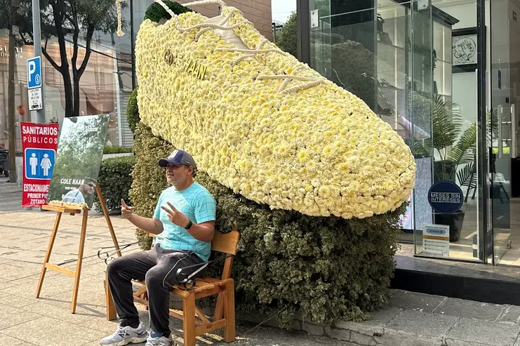 La gente no dejaba de tomarse fotos con los gigantes arreglos florales / Gina Sánchez