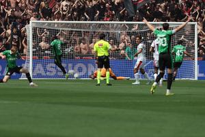 Jugadores de Sassuolo en celebración ante AC Milan en la Serie A | AP
