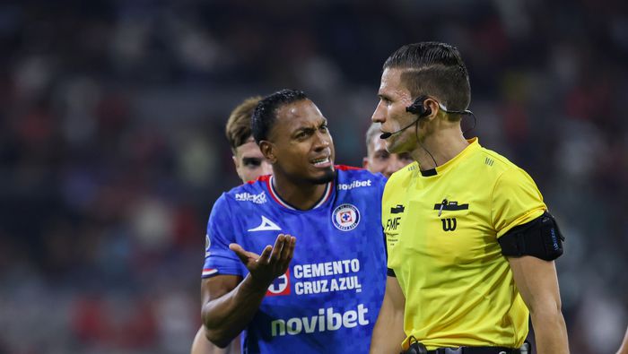 Willer Ditta reclamándole al árbitro | MEXSPORT