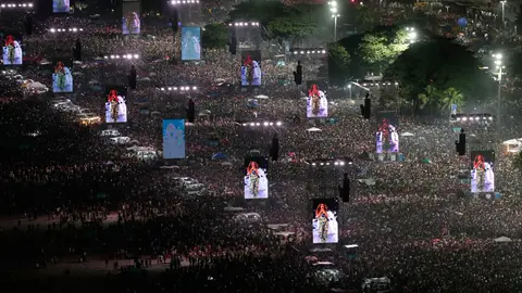 La colombiana brilló con su gira “Las Mujeres Ya No Lloran” ante una multitud sin precedentes./ AP
