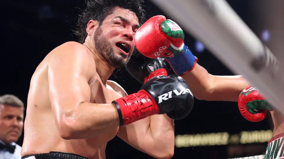 Gilberto 'Zurdo' Ramírez hospitalizado tras brutal nocaut ante David Benavidez