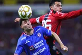 ¿Perjudican a Cruz Azul? José Paradela recibe dura entrada en duelo ante Atlas