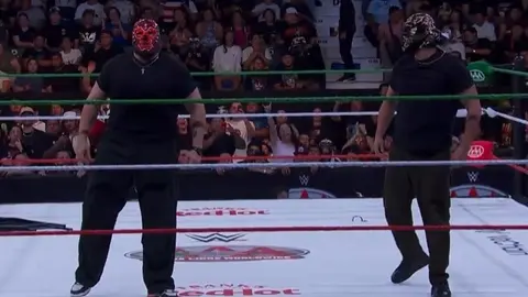 El Hijo de Dr. Wagner Jr. aparece al rescate y ayuda a Mini Vikingo a vencer al Hijo del Vikingo