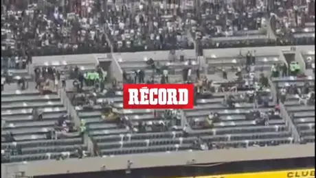 Keylor Navas entre a la cancha del Estadio Azteca