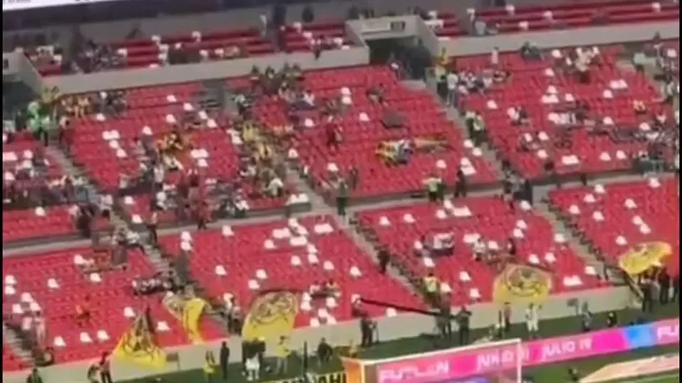Keylor Navas entre a la cancha del Estadio Azteca