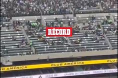 Keylor Navas entre a la cancha del Estadio Azteca