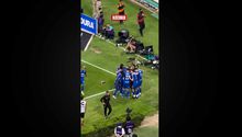 ¡HASTA BESÓ EL ESCUDO! Rodolfo Rotondi festejó con todo su gol ante Atlas