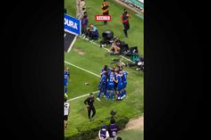 ¡HASTA BESÓ EL ESCUDO! Rodolfo Rotondi festejó con todo su gol ante Atlas
