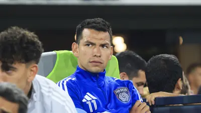 Aficionado paga avión para pedir liberación del 'Chucky' Lozano en San Diego