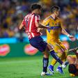 ¡Polémica en el Volcán! Gol de Chivas, antecedido por supuesta falta de Ricardo Marín