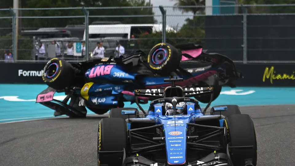 ¡De terror! El auto de Gasly se volcó en el GP de Miami tras choque con Lawson