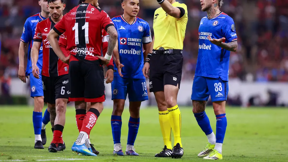 Reclamos a Yonatan Peinado Aguirre, en el Atlas vs Cruz Azul | IMAGO7