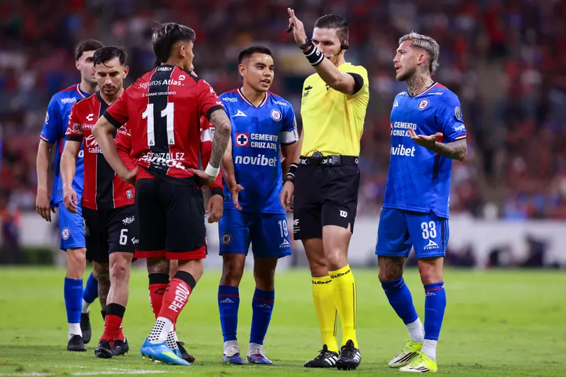 Reclamos a Yonatan Peinado Aguirre, en el Atlas vs Cruz Azul | IMAGO7