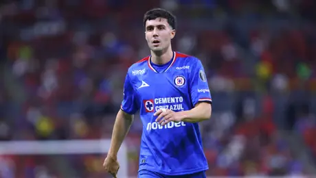 ¡Imágenes sensibles! Cruz Azul analiza protesta a la Comisión de Arbitraje por dura entrada a Paradela
