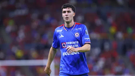 ¡Imágenes sensibles! Cruz Azul analiza protesta a la Comisión de Arbitraje por dura entrada a Paradela