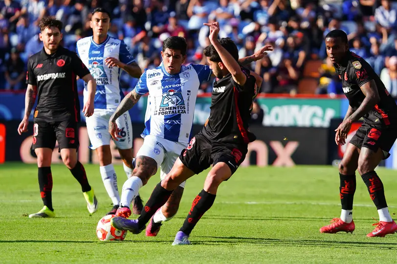 Víctor Guzmán y Jesún Angulo en el partido de Pachuca contra Toluca | IMAGO 7