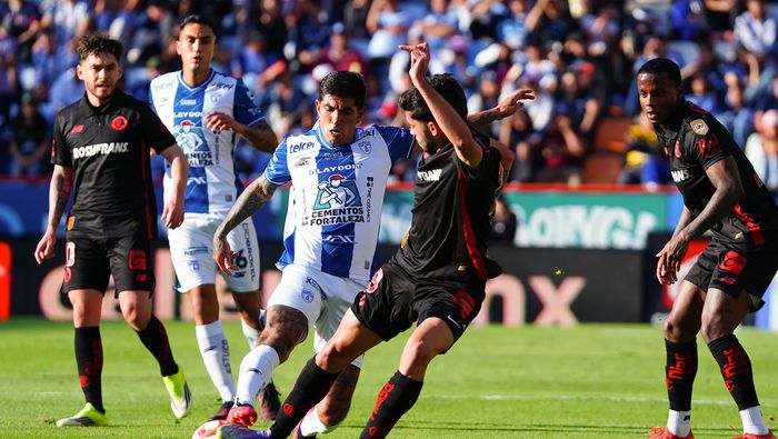 Víctor Guzmán y Jesún Angulo en el partido de Pachuca contra Toluca | IMAGO 7