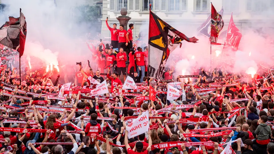 FC Thun celebrando su campeonato con su afición l AP