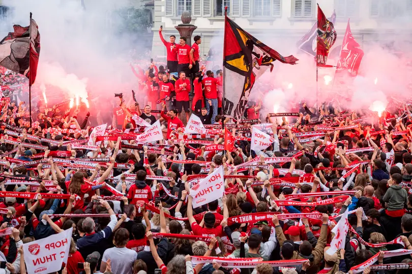 FC Thun celebrando su campeonato con su afición l AP