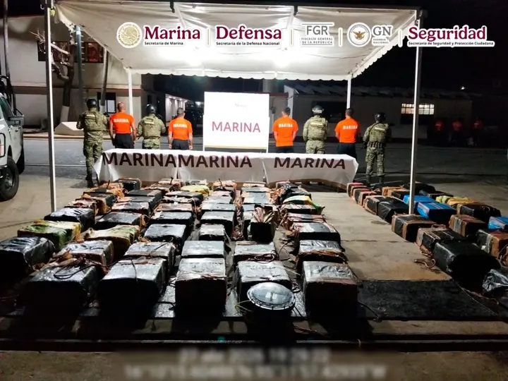 Secretaría de Marina aseguró 2.1 toneladas de cocaína en aguas de Oaxaca./ X:@GabSeguridadMX