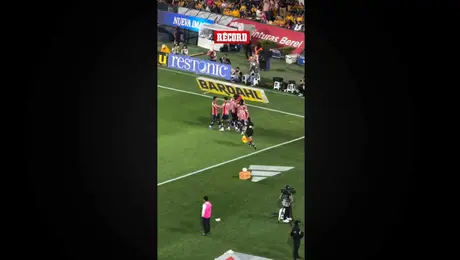 Cayó el primer gol de Chivas y todos los jugadores de Tigres reclaman una falta